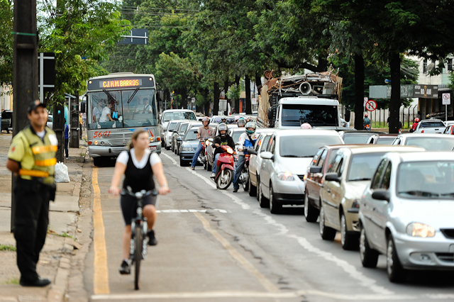 Durante o período de funcionamento do corredor, nenhum veículo pode estacionar na via | Fábio Dias / Gazeta Maringá