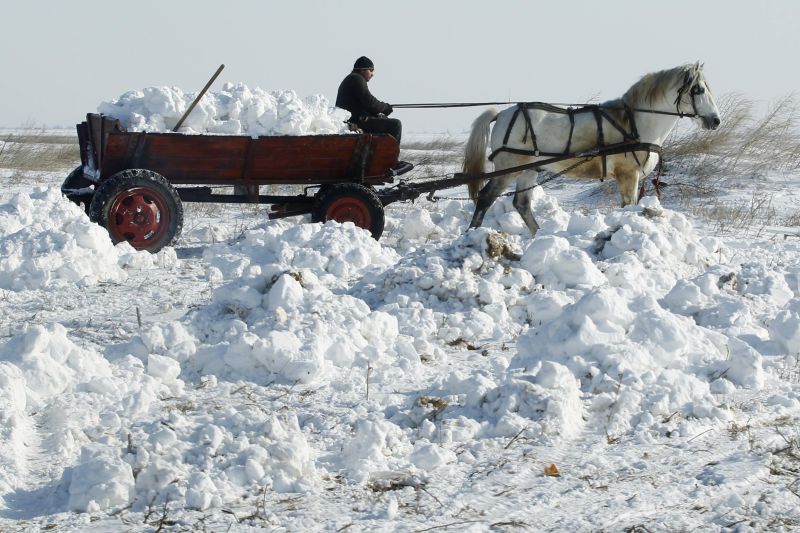 Homem retira neve do quintal nas proximidades de Bucareste, na Romênia. Onda de frio atingiu a Europa, matando 43 pessoas na Ucrânia | Bogdan Cristel/Reuters
