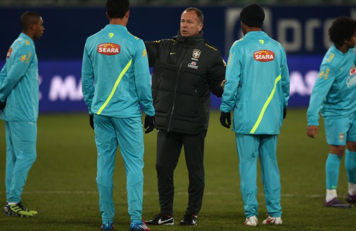 Mano Menezes orienta o treino do Brasil em St. Gallen para a partida com a Bóznia-Herzegovina | Mowa Press