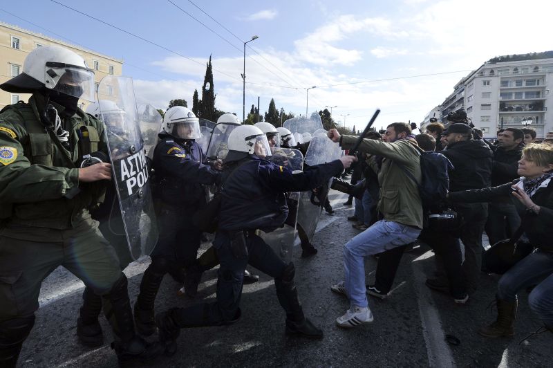 Policiais tentam acabar com a manifestação em frente ao Parlamento grego | AFP