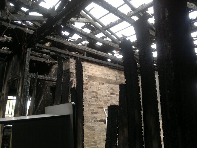 Paredes internas e o teto foram destruídos pelo incêndio na sede da Folha do Boqueirão |