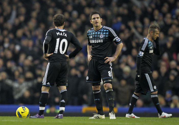 Mata, Lampard e Raul Meireles lamentam o tropeço do Chelsea frente o Everton | AFP / IAN KINGTON