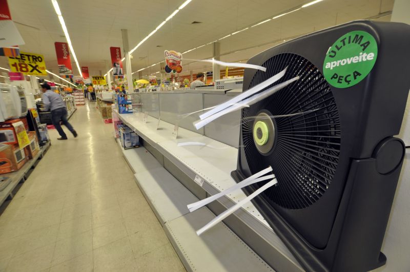 No Extra, prateleiras vazias: 2 mil ventiladores foram vendidos pelas duas lojas de Curitiba na primeira semana de fevereiro | Albari Rosa/ Gazeta do Povo