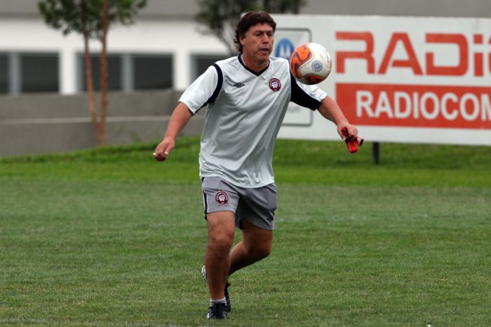 Juan Ramón Carrasco no treino do Atlético na manhã desta sexta-feira: treinador continuará inovando no jogo de domingo com o Iraty | Walter Alves/Gazeta do Povo