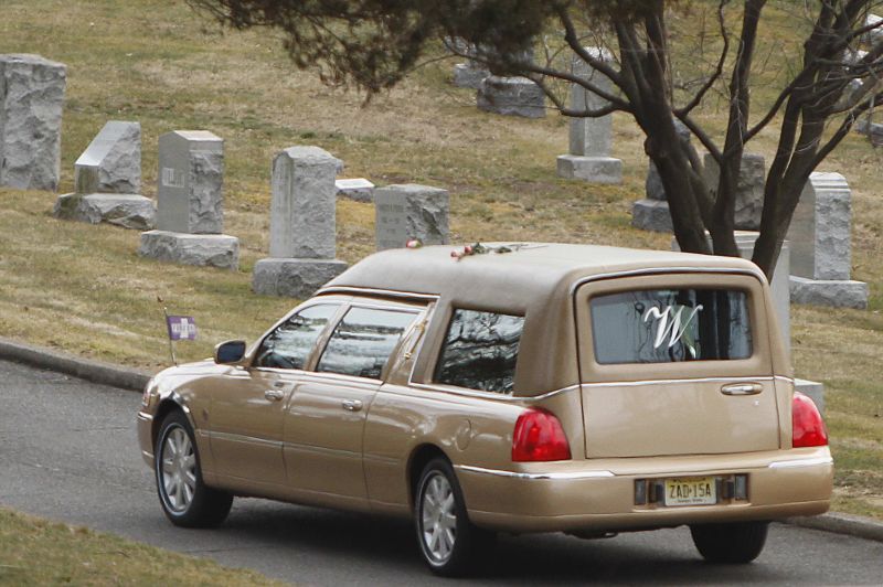 Carro que levou o corpo de Whitney para um cemitério na cidade de Westfield | REUTERS/Carlo Allegri