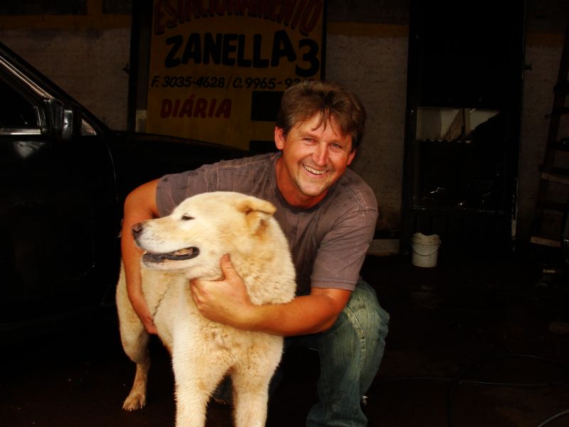 Agricultor reencontra cão que estava desde quinta-feira vivendo em carro depenado | Luiz Carlos da Cruz / Gazeta do Povo