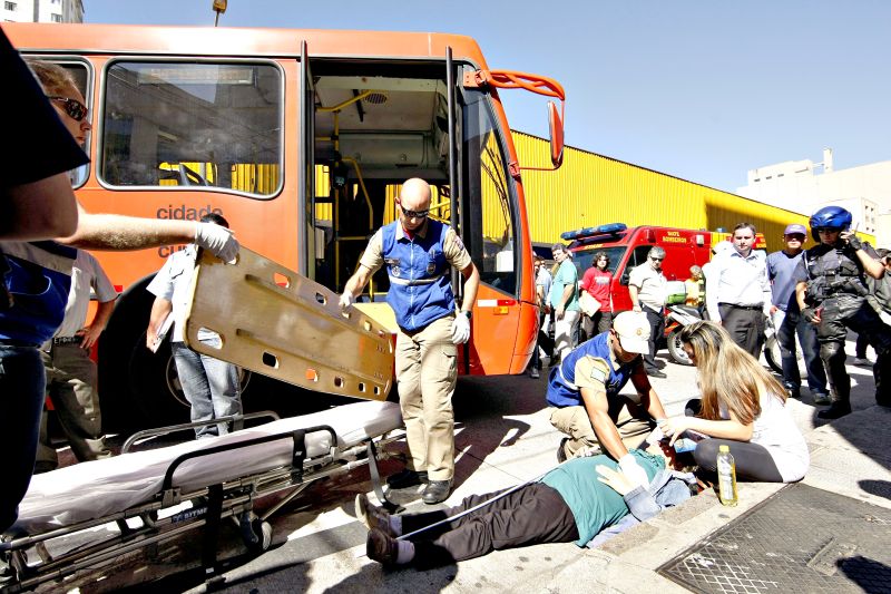 Deficiente visual atropelada por biarticulado no Centro de Curitiba recebe atendimento, em setembro do ano passado | Antônio More / Gazeta do Povo