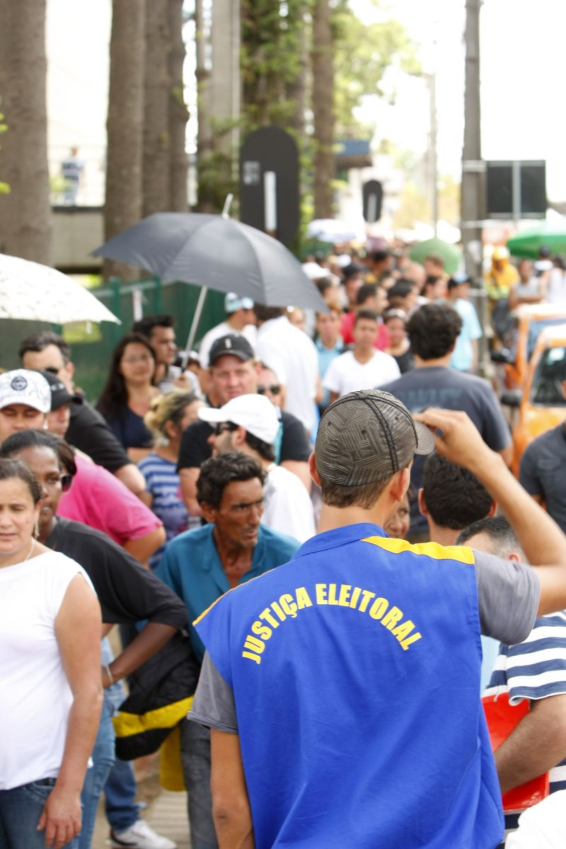 Longas filas se formaram nas ruas próximas ao TRE, nos últimos dias antes do fim do prazo para que os eleitores se recadastrassem, em janeiro | Antônio More/Gazeta do Povo
