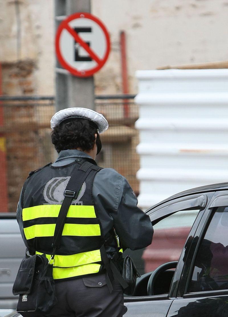 Agente da Diretran em ação: polêmica levou à extinção da Diretoria de Trânsito | Ivonaldo Alexandre/ Gazeta do Povo