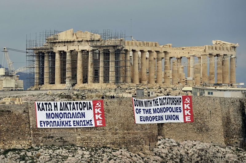 Bandeiras ficaram penduradas por cerca de uma hora | AFP