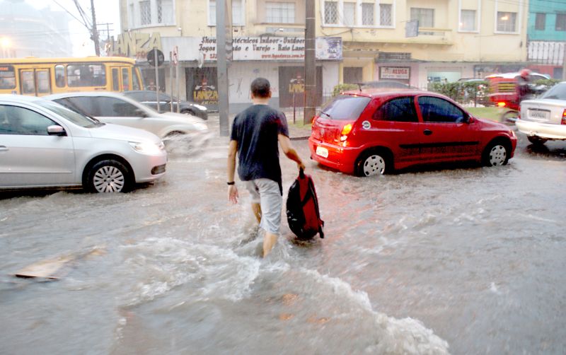 Enxurrada causou transtornos a pedestres e provocou congestionamentos em pelo menos três bairros próximos ao Centro | Marco André Lima/Gazeta do Povo