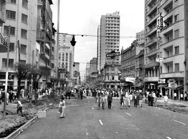 O povo transita livremente sobre as obras da Avenida Luiz Xavier, em julho de 1966 |