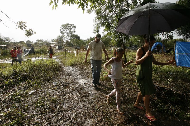 Mais de 400 pessoas estavam acampadas em terreno na Vila Sabará, na Cidade Industrial de Curitiba, na tarde desta quarta-feira (22) | Hugo Harada/Gazeta do Povo
