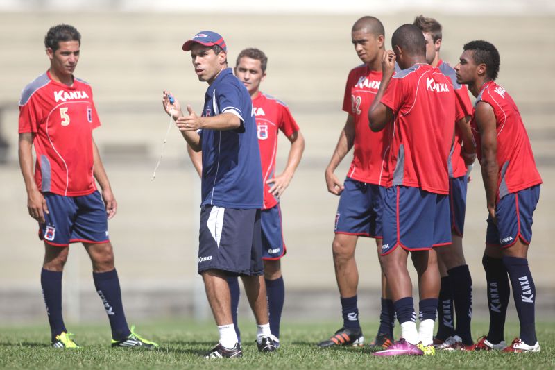 Ricardinho orienta os jogadores durante treino tático na Vila Capanema. Primeiro passo é arrumar o setor defensivo | Allan Consta Pinto/ Tribuna do Paraná