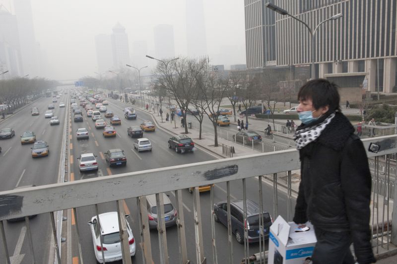 Pedestre usa máscara para se proteger da poeira em Pequim | Gilles Sabrie/ The New York Times