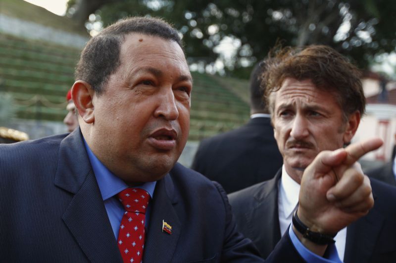 Hugo Chavez dá entrevista ao lado do ator norte-americano Sean Penn no Palácio Miraflores, em Caracas, na Venezuela. Chávez chamou adversário político de "porco" | Jorge Silva/Reuters
