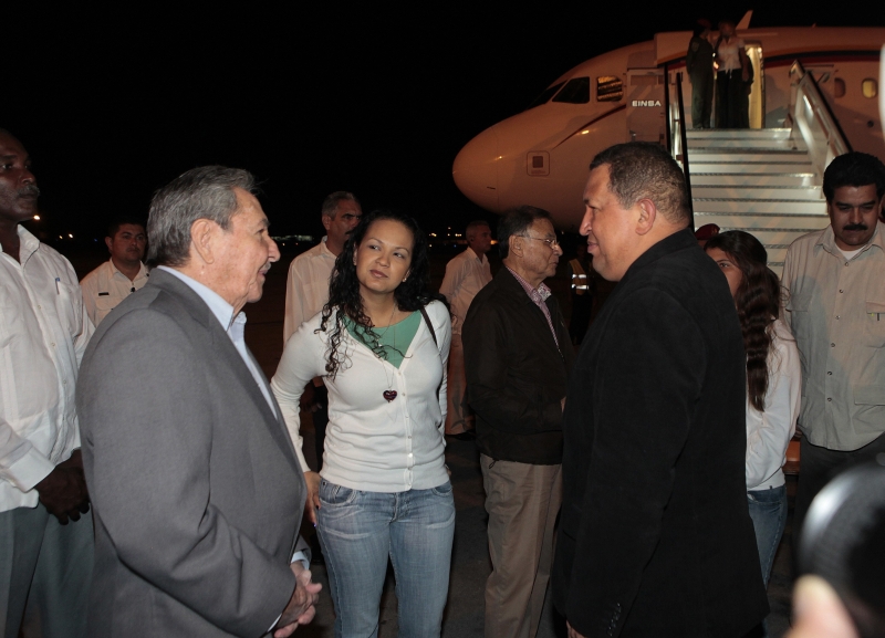Hugo Chávez é recebido pelo cubano Raul Castro no aeroporto José Martí, em Havana | Reuters