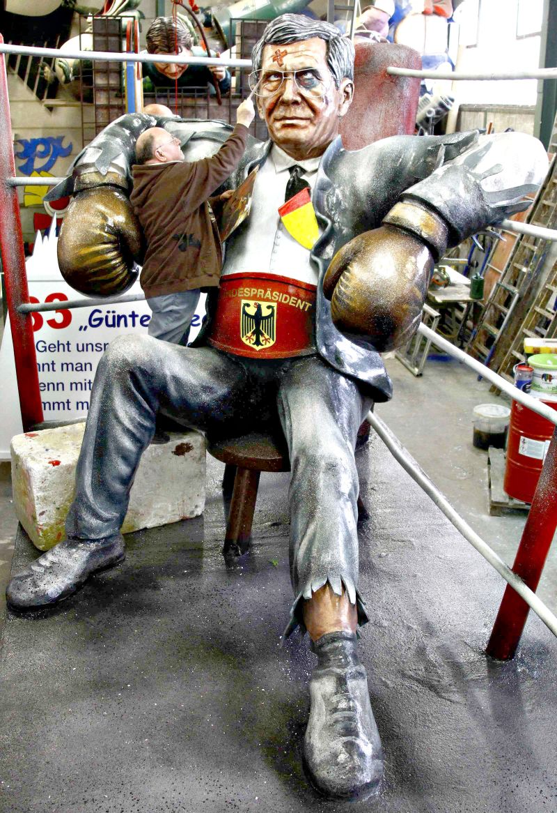 Presidente alemão, Christian Wulff, é retrado por artista carnavalesco como um boxeador derrotado, em Mainz | Kai Pfaffenbach/Reuters