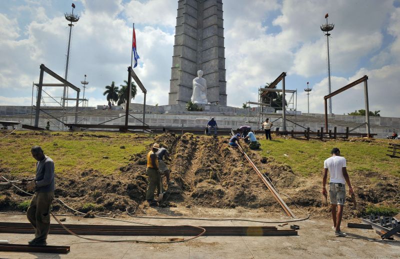 Trabalhadores preparam local onde o papa Bento XVI celebrará uma missa | AFP