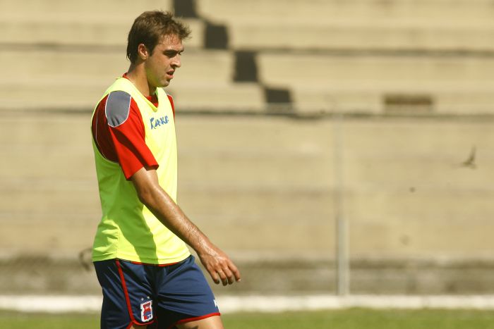 Zagueiro Alisson é um dos reforços que já estava treinando na Vila Capanema | Antonio More / Gazeta do Povo