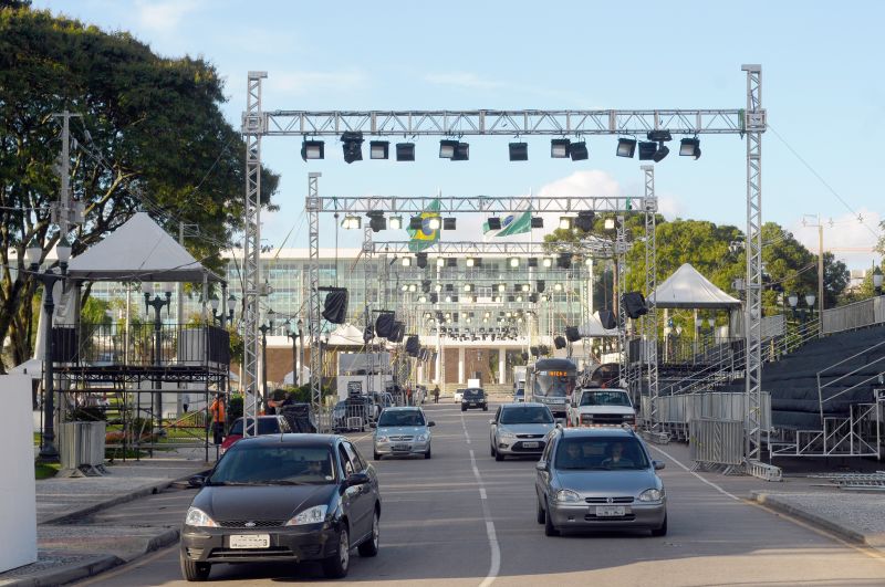 A Avenida Cândido de Abreu já está pronta para receber hoje o desfile dos blocos folclóricos e das escolas de samba. São esperadas cerca de 20 mil pessoas no carnaval de Curitiba | Daniel Caron/Gazeta do Povo