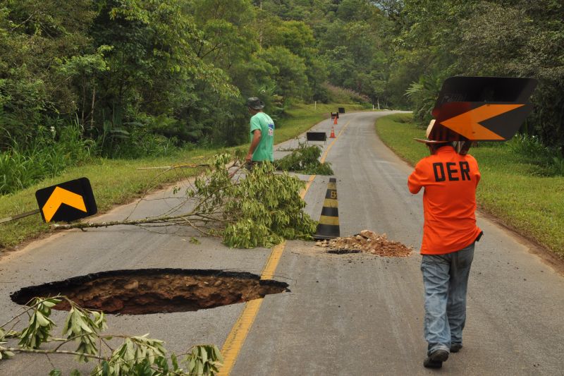 Um buraco de 15 metros de profundidade e 4,5 metros de diâmetro deixa a Estrada da Graciosa totalmente interditada no trecho entre o distrito de São João da Graciosa e Antonina | Chuniti Kawamura/AENotícias/Divulgação