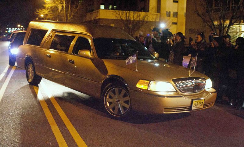 Colegas músicos, fãs e amigos lamentaram muito a morte, e a venda dos discos de Whitney aumentou muito nos últimos dias | REUTERS/Lee Celano