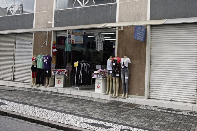 Muitas lojas não abriram no Centro de Curitiba porque os funcionários não conseguiram chegar aos locais de trabalho |