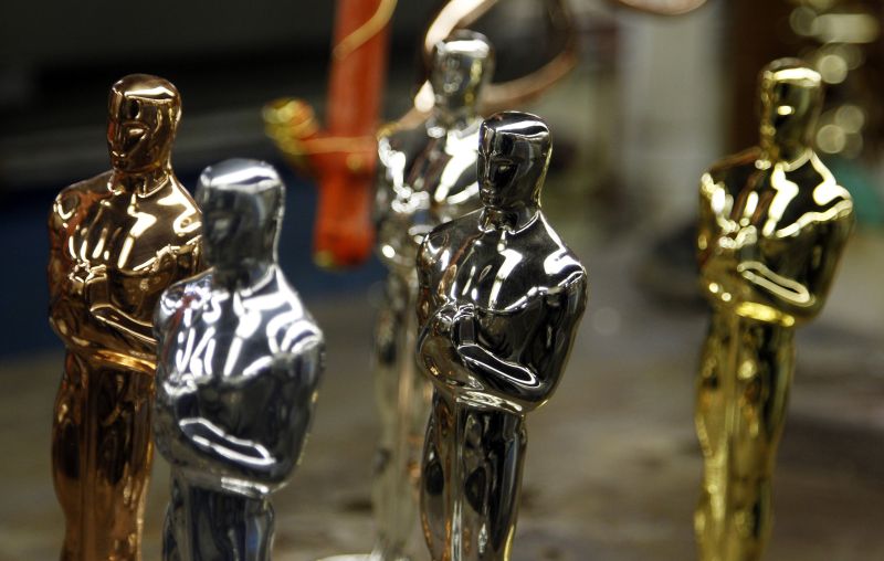 Estatuetas do Oscar em vários estágios do processo de fabricação | REUTERS/Jeff Haynes