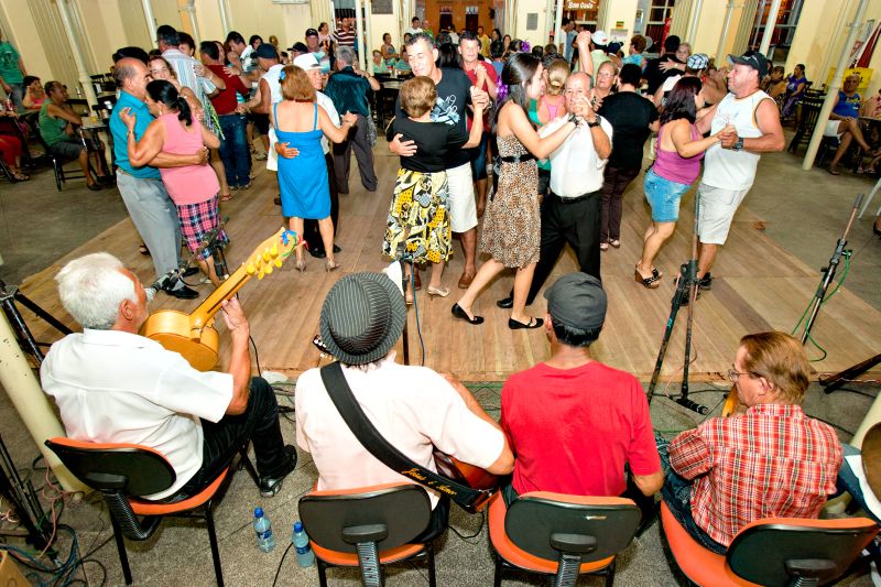 O tablado costuma ficar cheio. É de praxe que só os homens tirem as mulheres para dançar | Henry Milléo/ Gazeta do Povo