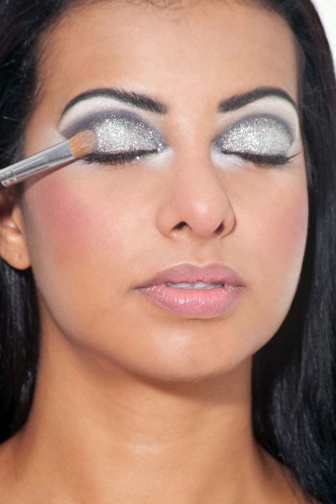 4º Passo:Com um lápis preto macio, faça um traço na linha da lágrima e por fora da raiz dos fios. Esfume o contorno com um pouco de sombra preta. Para criar pontos de iluminação, aplique sombra branca no centro do olhos e abaixo do canto externo |