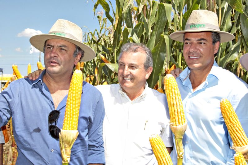 Aécio Neves e Beto Richa posam para foto com Dilvo Grolli, presidente da Coopavel: mineiro e paranaense têm trajetórias e discursos semelhantes | Cesar Machado/Valepress