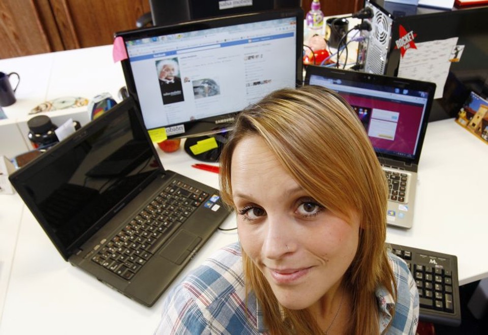 A publicitária Danielle Kmiec, 23 anos, monitora os perfis de sete empresas nas mídias sociais. Um único comentário reclamando de alguma empresa pode fazer estrago." | Hugo Harada / Gazeta do Povo
