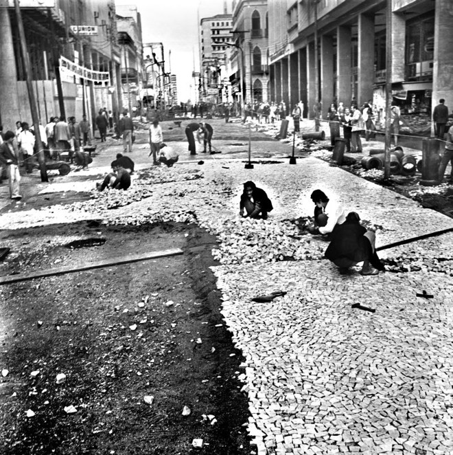 O asfalto de 1966 é coberto pelas pedras de peti-pavé, em 1972 |