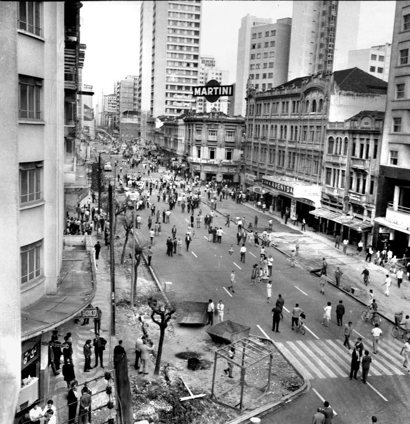 Avenida Luiz Xavier em julho de 1966. Junto com a Rua XV, que estava sendo alargada, recebia nova urbanização e assim desaparecia o nome de João Pessoa, retornando o original | Arquivo CD