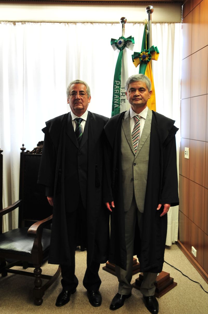 Na imagem, os desembargadores Coelho (esquerda)e Kanayama (direita) na cerimônia de posse nesta manhã | Divulgação / Tribunal Regional Eleitoral do Paraná