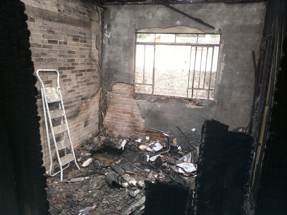 Desconfiança inicial é que fogo tenha começado embaixo do assoalho, mas Instituto de Criminalística irá analisar o incêndio na Folha do Boqueirão | Heliberton Cesca / Gazeta do Povo