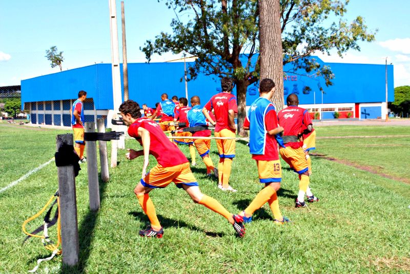 Elenco do Cianorte durante treino físico: desigualdade financeira compensada com talento em campo | Autair Vieira/ Gazeta do Povo