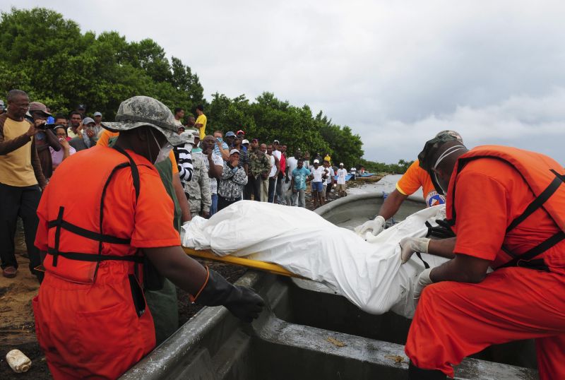 Homens carregam corpo encontrado no mar após naufrágio na República Dominicana | Ricardo Rojas/Reuters