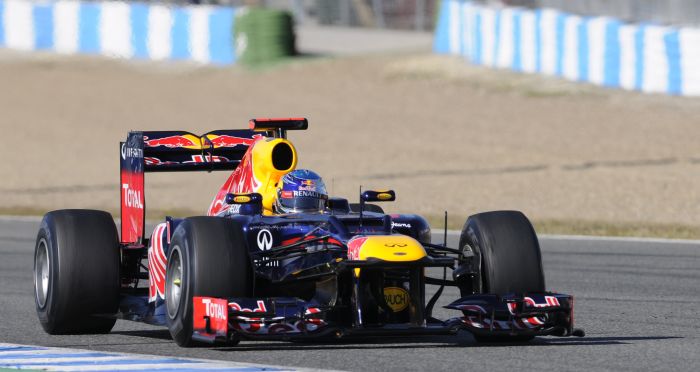 O alemão Sebastian Vettel com a nova Red Bull no treino desta sexta-feira em Jerez de la Frontera | Cristina Quicler/AFP