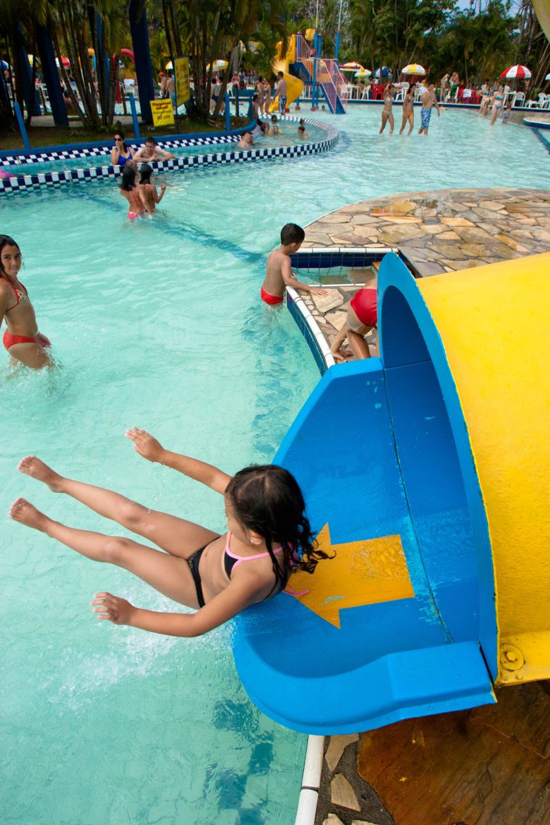 Na tarde do último sábado, cerca de 2 mil pessoas aproveitaram o calorão de mais de 30°C para se refrescar nos mais de 4 milhões de litros de água do parque, a 10 quilômetros de Matinhos | Henry Milleo/ Gazeta do Povo