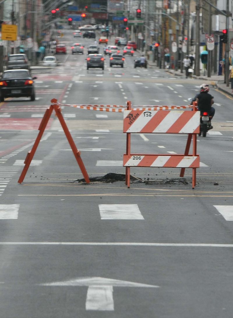 Buraco na Rua André de Barros: 250 pedidos de tapa-buracos desde maio. | Ivonaldo Alexandre/Gazeta do Povo
