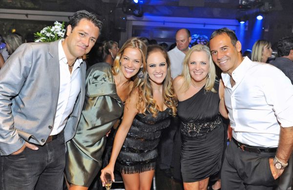 Bruna Jacob Santos (ao centro) comemorou sua formatura em Direito na última sexta-feira com uma elegante festa no Graciosa Country Club, assinada por Marcos Soares (à dir.). Entre os convidados, o casal Claudia Pereira e Humberto Buchele Vieira (à esq.), recebidos por ela e sua mãe Andrea Bordin | Gerson Lima