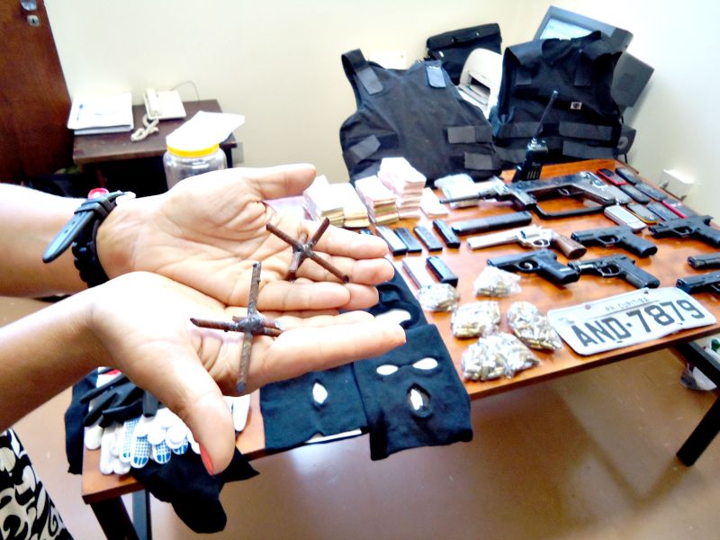 Apreensões incluem armamento, dinamite, espoleta, gorros, um rádio e artefatos para furar pneus | Divulgação/Polícia Civil