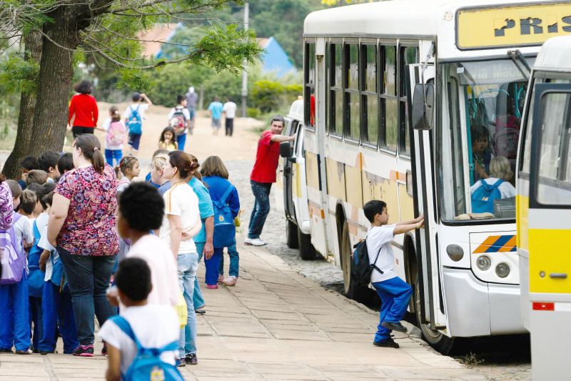 Impasse põe em risco o deslocamento de 177 mil alunos da rede estadual do Paraná: aulas começam na semana que vem | Henry Milléo/Gazeta do Povo