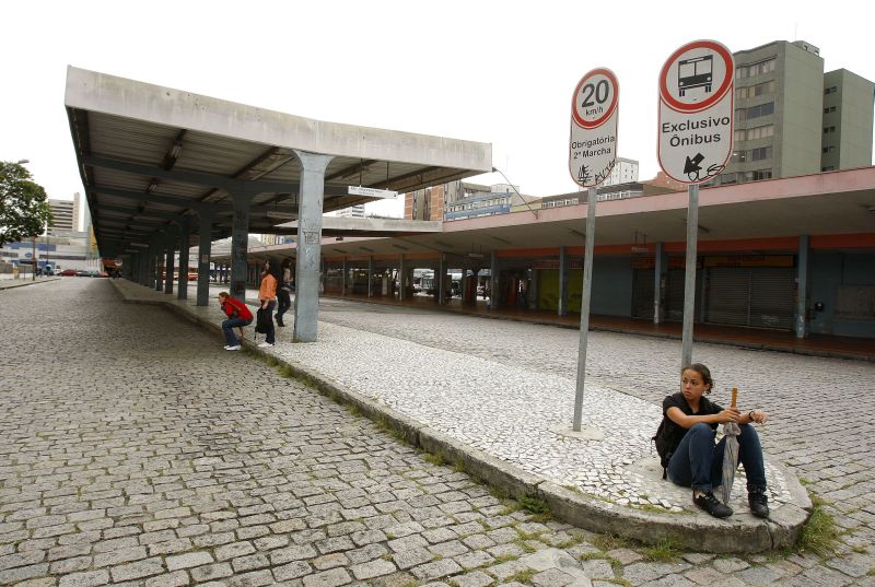Durante todo o dia de ontem, os curitibanos sentiram os efeitos da falta de ônibus na capital paranaense. No Terminal Guadalupe nenhum coletivo apareceu | Hugo Harada/Gazeta do Povo