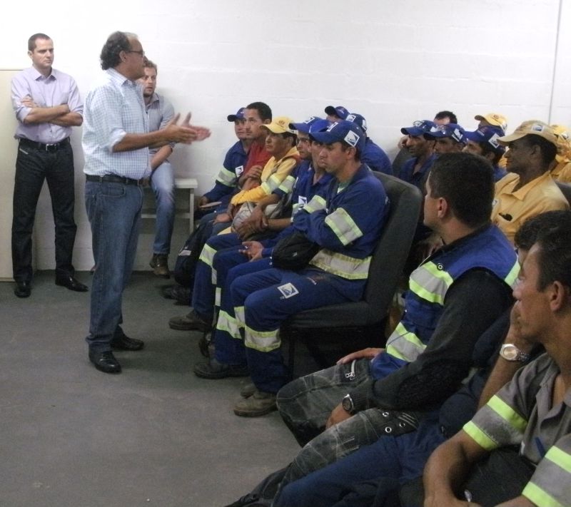 Presidente da Estre, Wilson Quintanella Junior, conversa com funcionários da Cavo | Divulgação