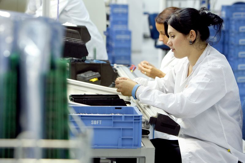 Linha de produção da Soft Sistemas Eletrônicos: vendas para a Argentina, que compra até 20% da produção da empresa, estão travadas desde o início do mês | Hugo Harada / Gazeta do Povo