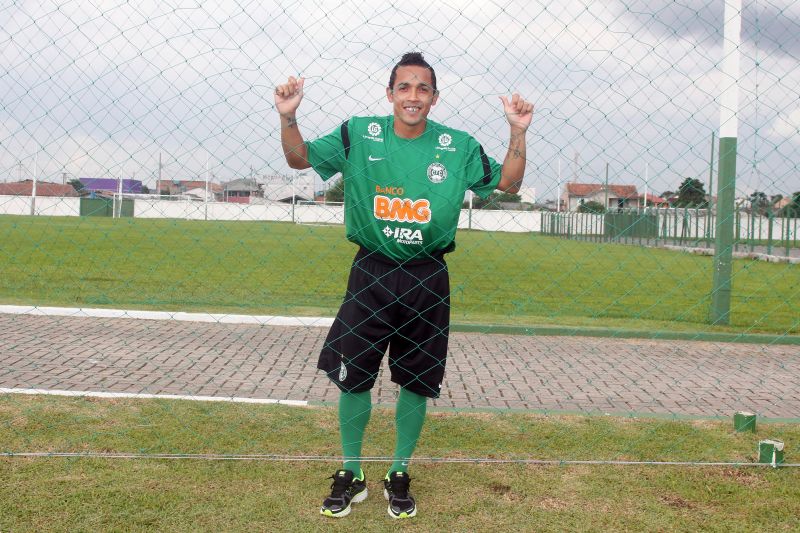 Rafinha, que lidera o quesito assistências no Coxa, posou para fotos ontem | Walter Alves/ Gazeta do Povo