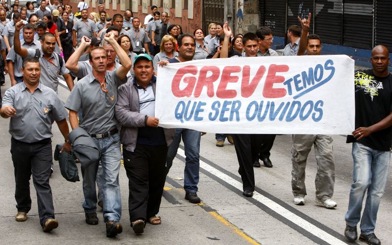 Motoristas e cobradores de ônibus fizeram uma passeata no Centro de Curitiba, ontem à tarde: funcionários recusaram aumento salarial de 8% e vale-refeição de R$ 200 e exigem reajuste de 15% e vale-refeição de R$ 300 | Hugo Harada/ Gazeta do Povo